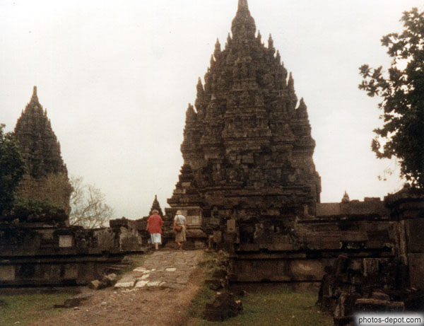 photo de temple aux multiples sculptures