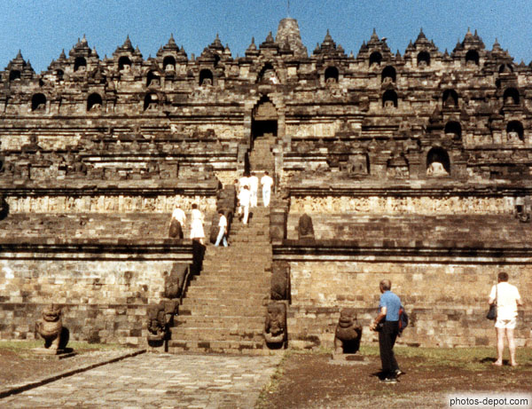 Temple aux multiples escaliers et statues