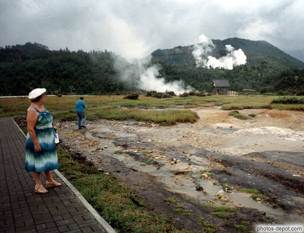 photo de fumerolles dans la compagne : sources d'eau chaude