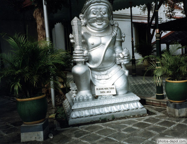 Dilarang Naik / Duduk Diatas Arca