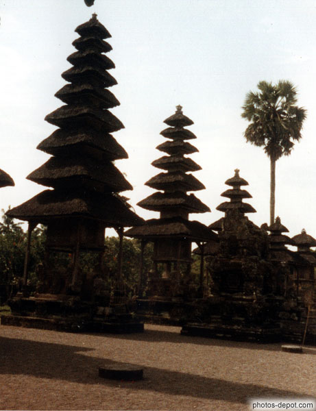 photo d'offertoires aux toits de chaume à étages