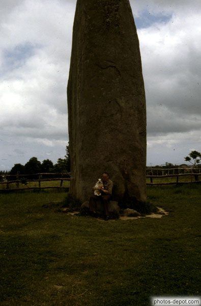 Homme et son chien devant Menhir Inconnu, Photo 2007