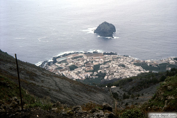 Village bord de mer et ile rocher Inconnu, Photo 2007