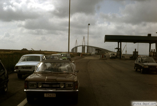 photo de Ford devant péage du pont suspendu