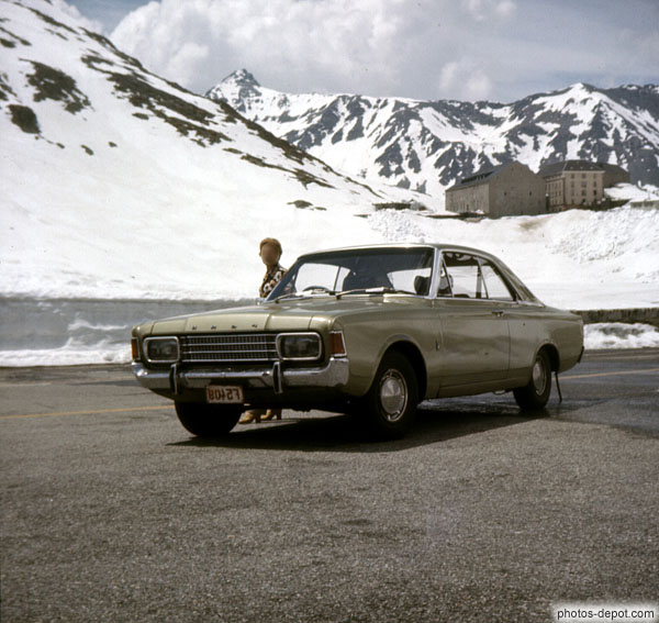 photo de Vieille ford devant montagne enneigée