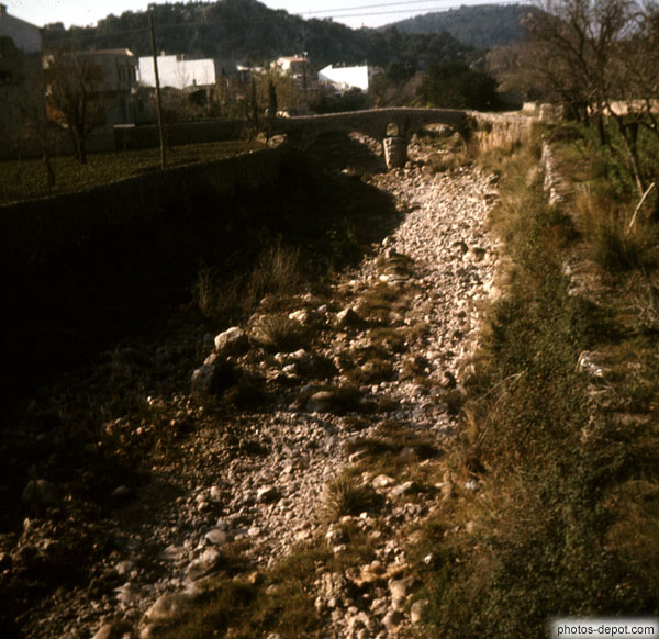 photo de vieux pont de pierres sur rivière assèchée