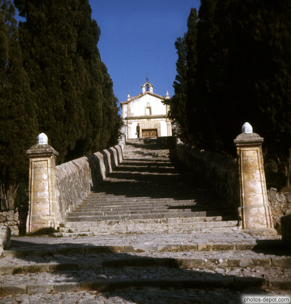 photo de grand escalier de pierres menant à chapelle