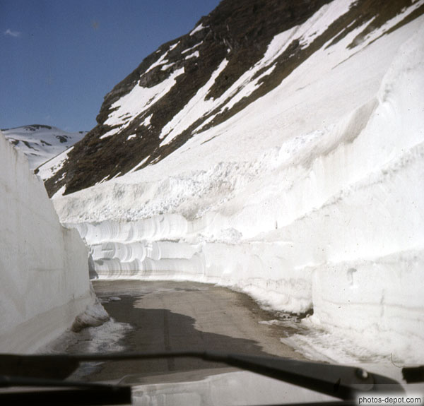 photo de route entourée de murs de neige