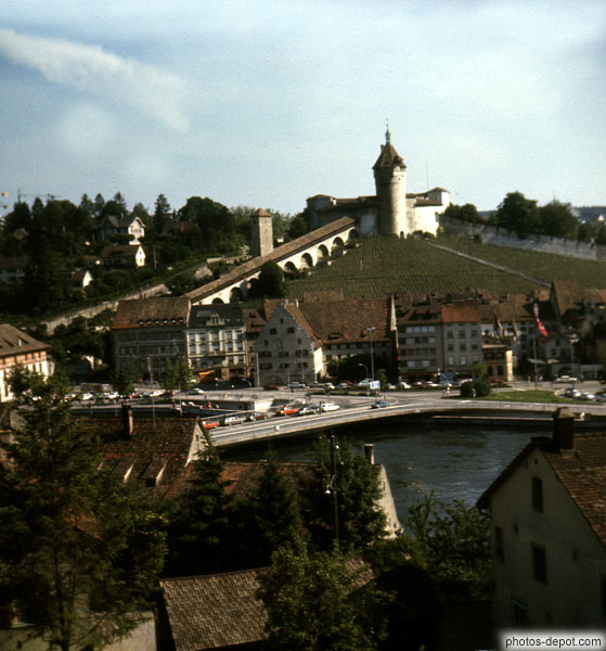 Passage couvert montant au chateau à grande tour au toit pointu