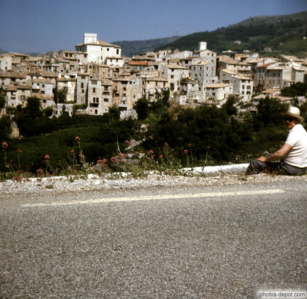Vieux village composé de maisons de pierres à étages