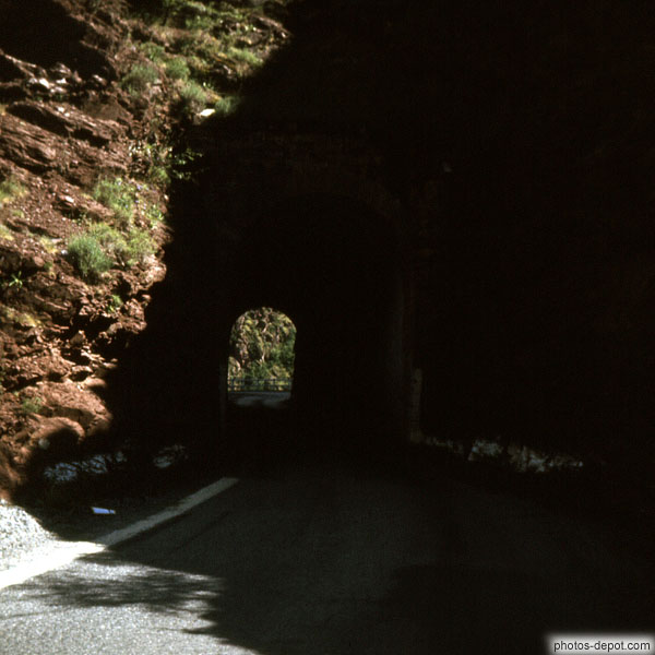 photo de tunnel creusé dans le rocher