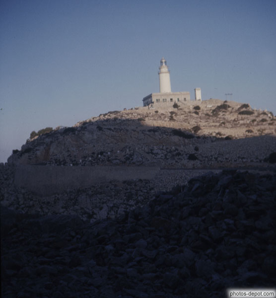 photo de phare sur la colline