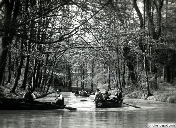 photo d'en barque sur les canaux dans le parc de la tête d'Or
