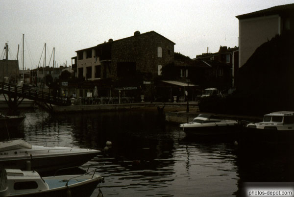 photo de bateaux à quai dans le canal