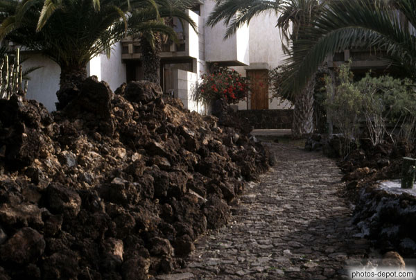 Chemin entre les pierres de lave