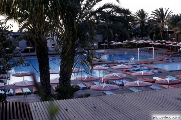 photo de piscine de l'hotel et parasols