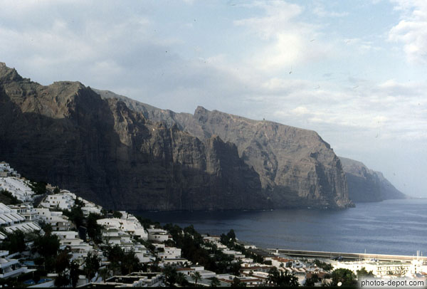 Falaises pieds dans la mer et  maisons blanches
