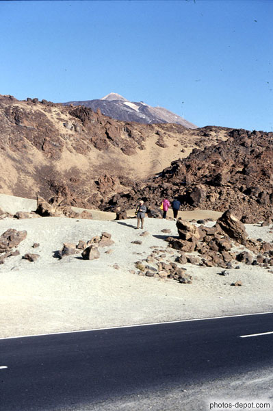 photo de Teide derrière la colline de rochers et sable