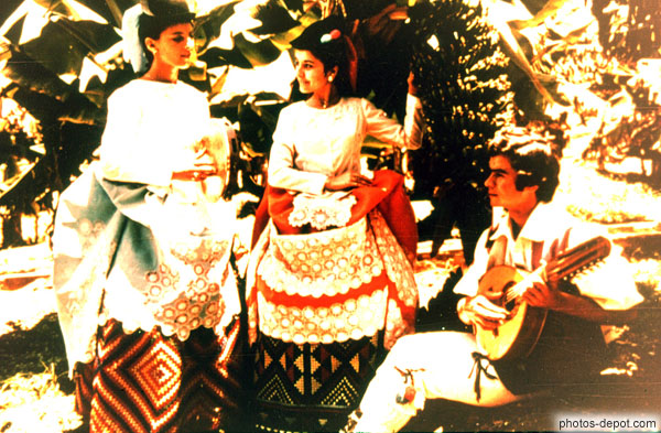 photo de femmes en costume et guitariste