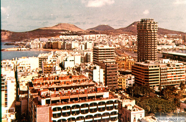 photo d'immeubles et tours de la ville en bord de mer