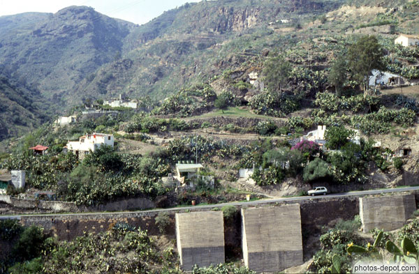 photo de terrasses et jardins à flanc de montagne