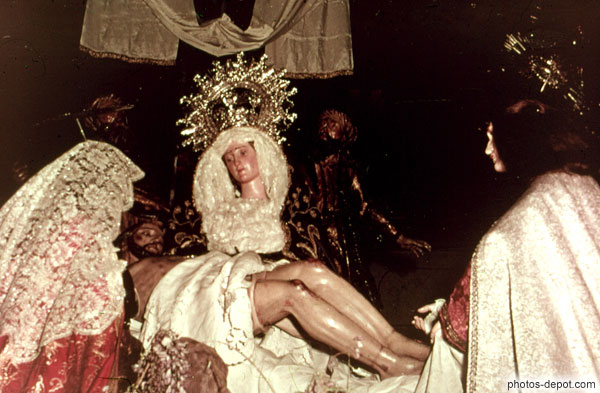 photo de scène du Christ gisant