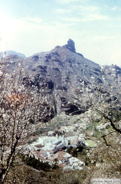 photo de monastère au pied du pic rocheux