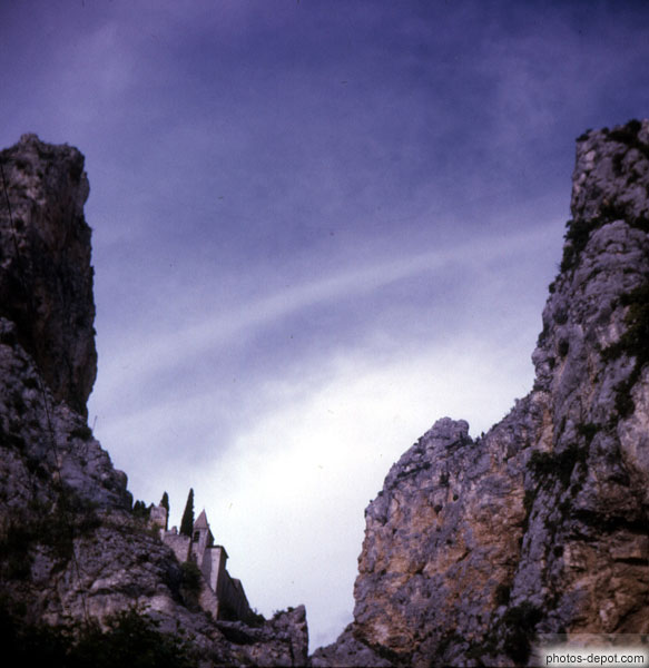 photo de église sur le rocher