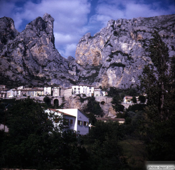 photo de village au pied des rochers