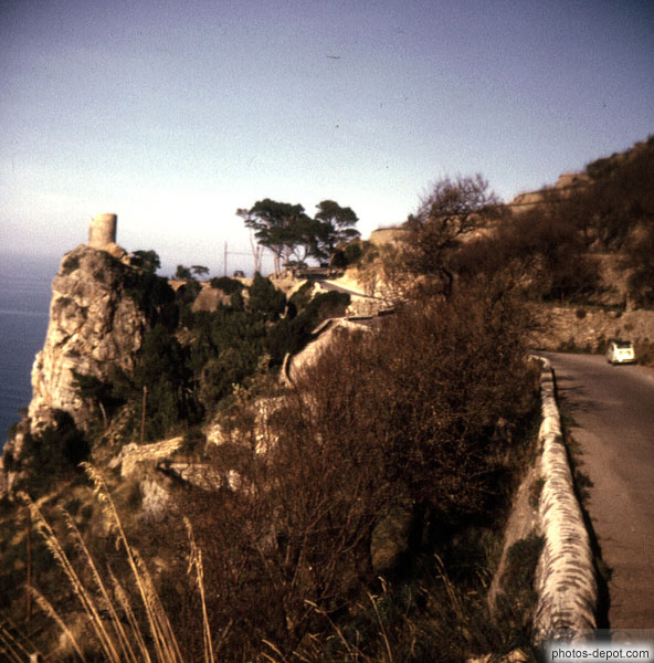 photo de tour en ruines sur le rocher