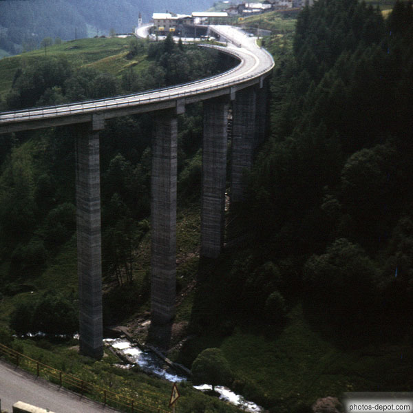 photo de pont tournant aux immenses piliers