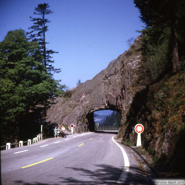 photo de route traversant le rocher