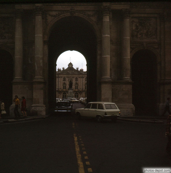 photo de porte vers grande place