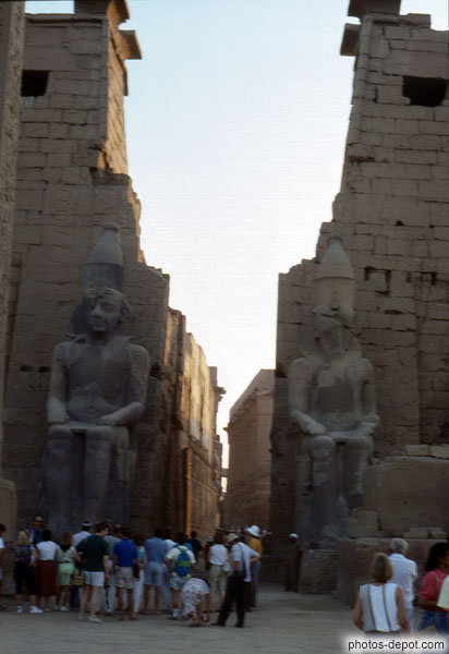 photo de Statues gigantesques à l'entrée du temple
