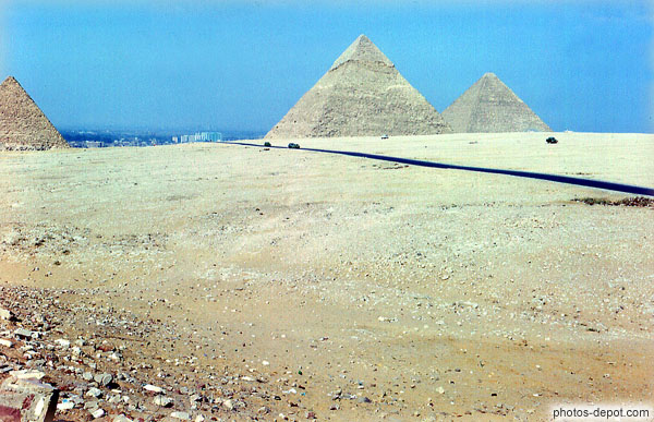 photo de pyramides monumentales surplombant la ville