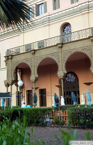 photo de balcon et fines colonnes travaillées