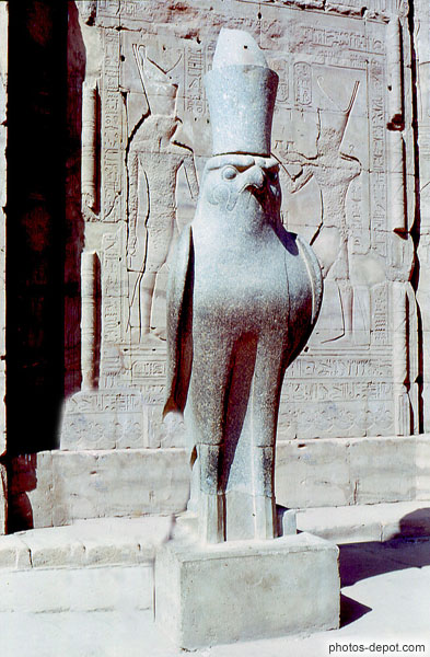 Statue de Faucon et hyérogliphes