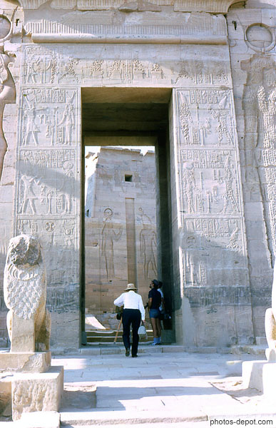 photo d'Entrée dans le temple, immense porte de pierre sculptée