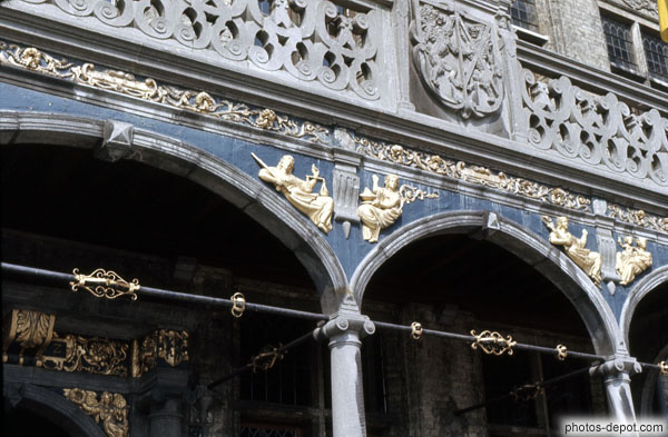 photo de décors bleu et or sur les arches des galeries
