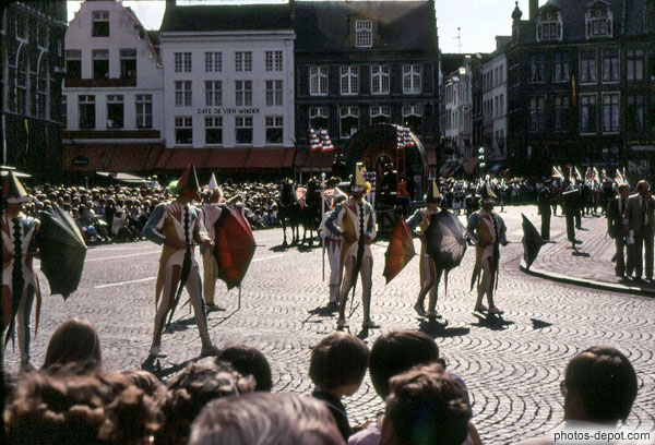 photo de défilé d'arlequins aux parapluies