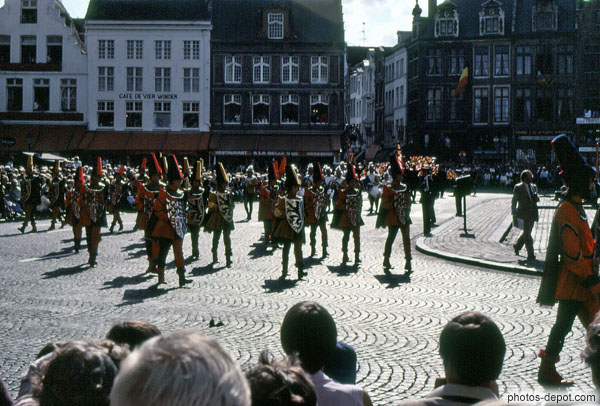 photo de Défilé des pages portant boucliers