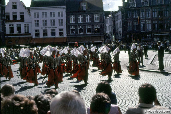 photo de Défilé de femmes costumées et coiffées