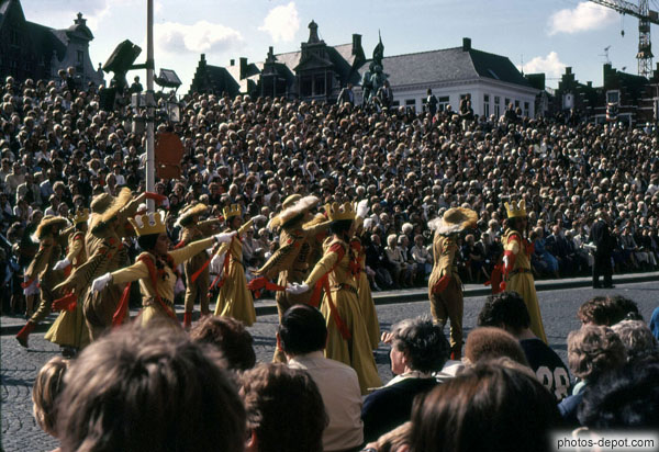 photo de Défilé de femmes aux cheveux tressés, chapeaux et couronnes