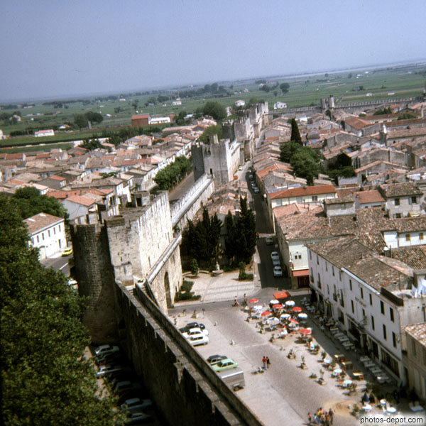 photo de remparts et tours de la ville fortifiée