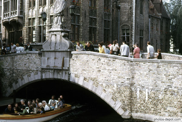 Pont sur le canal et bateaux de touristes