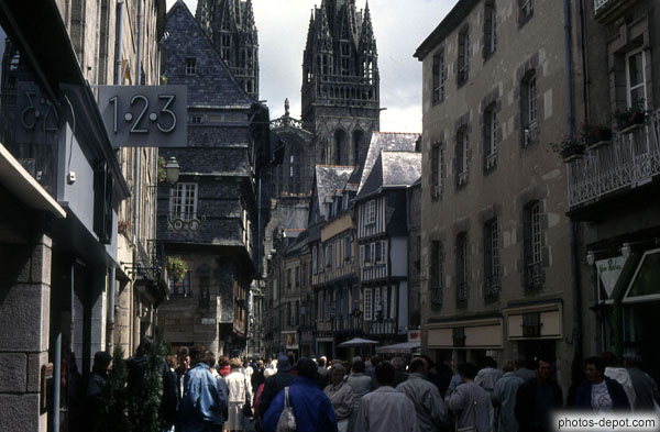 photo de foule dambulant dans les rues de la vieille ville