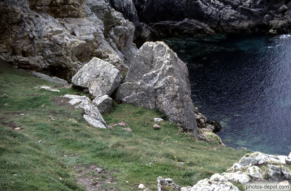photo de rochers surplombant la mer