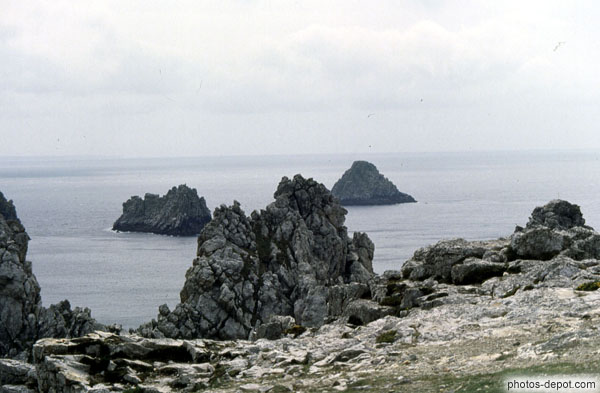 photo de rochers devant la mer
