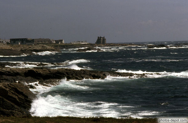 photo de écume des vagues s'écrasant sur les rochers