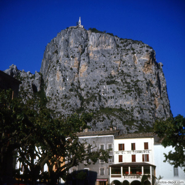 photo de chapelle sur l'impressionnant rocher